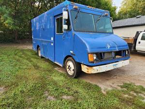 2001 Freightliner MT45 2-Door Delivery Truck