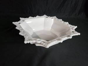 lot 33 image: Decorative Milk Glass Bowl
