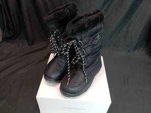 lot 47 image: Girls Winter Snow Boots - New
