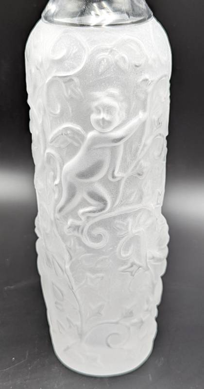 lot 379 image: Assorted Vintage Frosted Glass Decorative Pieces