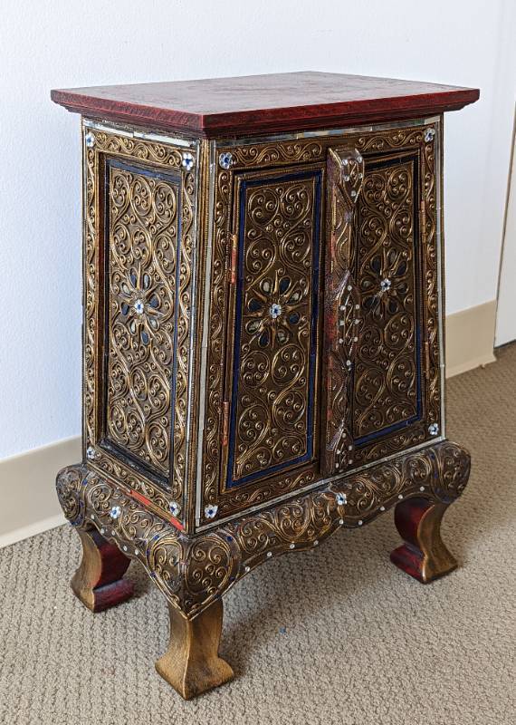 lot 395 image: Petite Decorative Trinket Cabinet