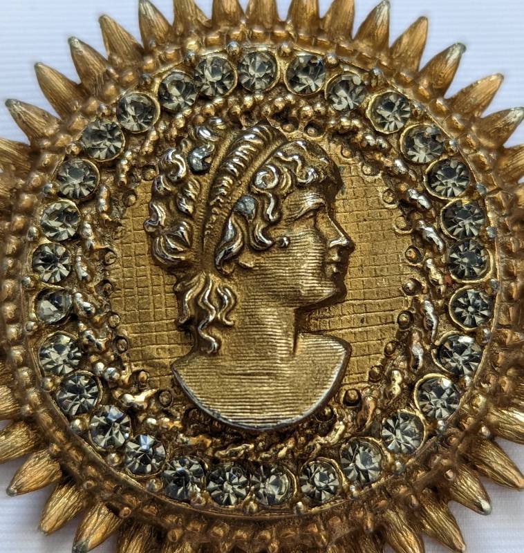 lot 397 image: Vintage Gold Tone Starburst Brooch with Rhinestones