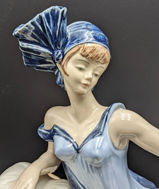 lot 353 image: Tengra Spain Porcelain Figurine