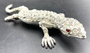 lot 75 image: Olivia Riegel Bejeweled Lizard Trinket Box