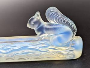 lot 15 image: Sabino Opalescent Glass Squirrel Knife Rest