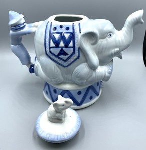 lot 185 image: Eloquent Elephant Pot by The Bombay Company