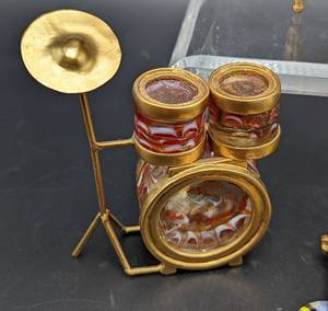 lot 40 image: Fitz and Floyd Art Glass Miniature Musical Instruments