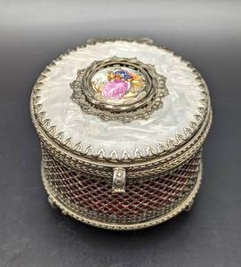 lot 100 image: Vintage Trinket Box