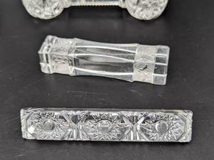 lot 142 image: Assorted Vintage Crystal Knife Rests
