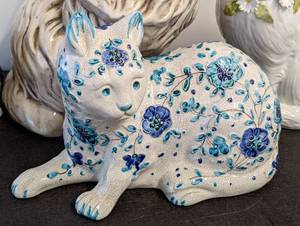 lot 191 image: Large Kitty Cat Figurines