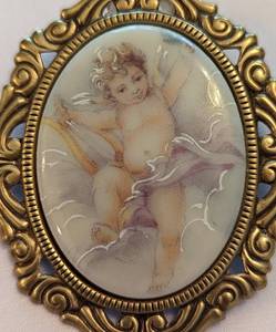 lot 220 image: Vintage Gold Tone Cherub Brooch