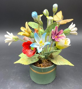 lot 264 image: Fine Floral Decor