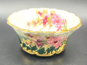 lot 291 image: Pretty Vintage Porcelain Grouping