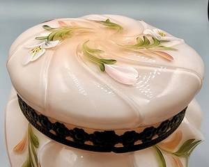 lot 322 image: Vintage Fenton Hand-Painted Sue Jackson Pink Floral Vanity Dish