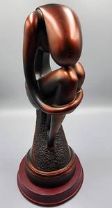 lot 327 image: Stunning Resin Female Abstract Sculpture