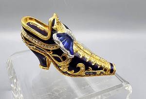 lot 329 image: Pair of Stylish Resin Replica Shoe Trinket Boxes Plus Trio of Replica Resin Miniature Shoes