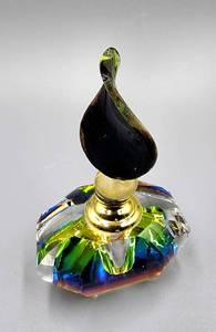 lot 332 image: Pretty Dabber Bottles