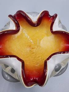 lot 334 image: Stunning Petal-Shaped Art Glass Bowl