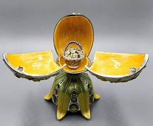 lot 346 image: Incredible Sanyo Music Box with Perfume Bottle & Dauber