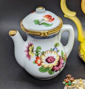 lot 368 image: Teapot Themed Trinket Boxes