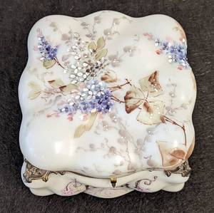 lot 361 image: Vintage Wavcrest Painted Cigar Box