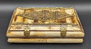 lot 234 image: Vintage Camel Bone Trinket Box