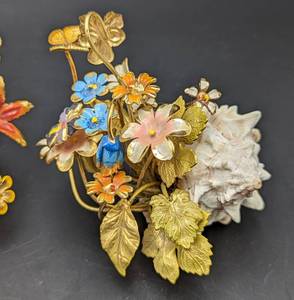 lot 238 image: Vintage Enamel Flower Seashells