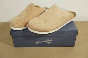 lot 68 image: NEW Universal Thread Bev Flats - Womens 9.5