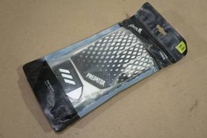 lot 71 image: NEW Adidas Predator Training Junior Soccer Goalkeeper Gloves - 5.5