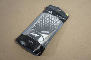 lot 95 image: NEW Adidas Predator Training Junior Soccer Goalkeeper Gloves - 5.5