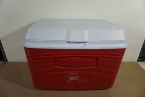 lot 61 image: Rubbermaid Cooler - Red