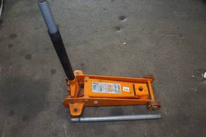 lot 150 image: Indy 5 2-14 Ton Automotive Floor Jack
