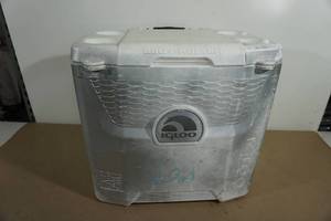 lot 172 image: Igloo 28 Quart Rolling Cooler