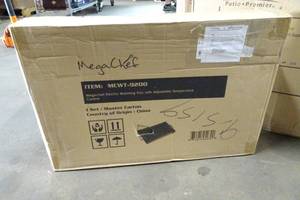 lot 2 image: NEW Mega Chef Electric Warming Tray with Adjustable Temperature