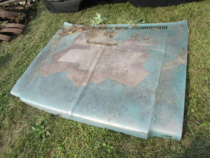 lot 17 image: Square Body Chevy Hood & Box Liner