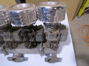 lot 21 image: 300 Ford Howard 5 Carb Intake