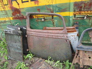 lot 196 image: Radiators & Misc. 30s Ford Parts