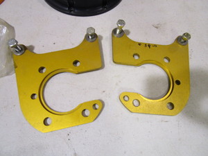 lot 124 image: (New) Wilwood 9 Caliper Mounts & 9 Rear End Flanges