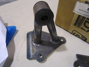lot 126 image: (New) Universal Motor Mount Kit