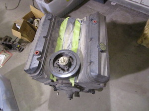 lot 149 image: Chevy 454 Motor (believed to be freshly rebuilt)