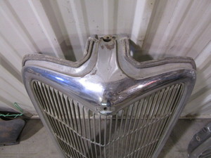lot 207 image: 35 Ford Grill