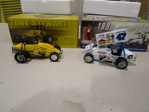 lot 261 image: 124th Diecast Tony Stewart & Johnny Herrera Sprint Cars