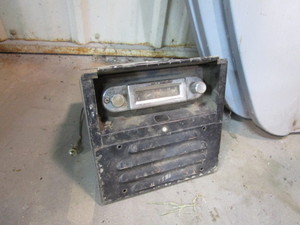 lot 415 image: Minneapolis Moline Fenders & Tractor Radio