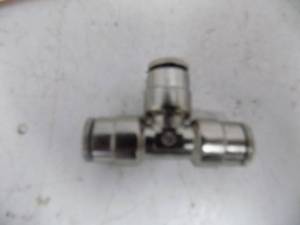 lot 46 image: 70 - Tee - Camozzi 6540-04-00