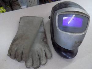 lot 6 image: Welding Helmet & Gloves