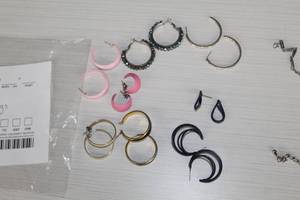 Lot of (8 pair) Womens Earrings