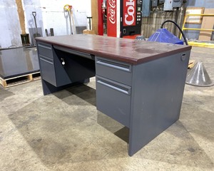 lot 80 image: Desk