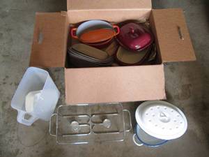 Box of Kitchen goodies with(2) Mult...