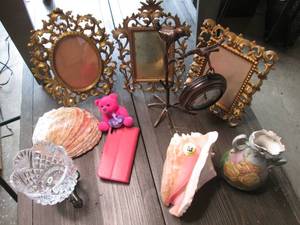 Box of Home decor A set of (3) gol...