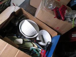 Box of misc kitchenware, oven mitts...